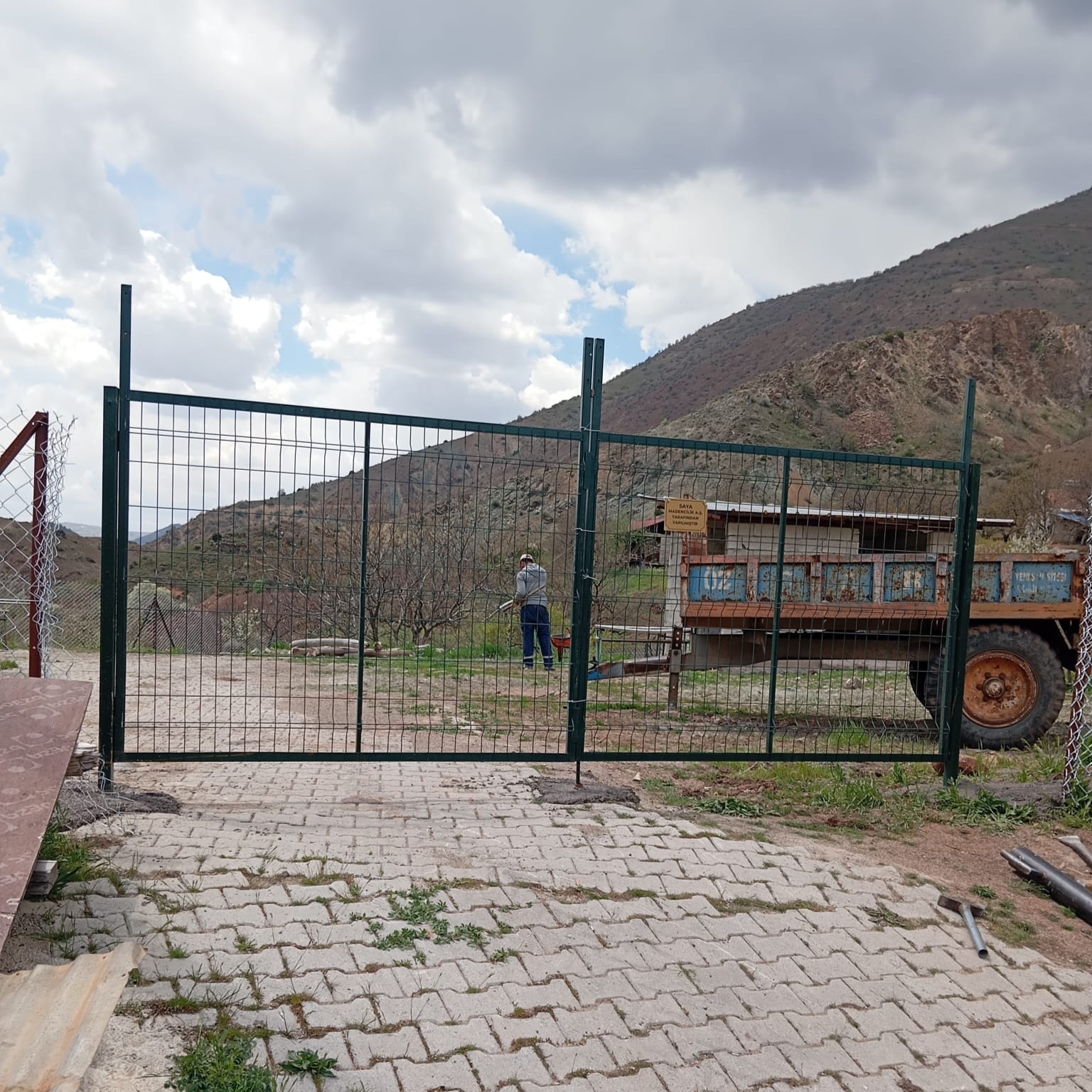 Güvenç Köyü’nde Ortak Kullanım Alanına Destek